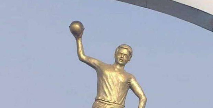 الإسكندرية تضع تمثالا للاعب كرة يد بمدخل المحافظة استعدادا للمونديال