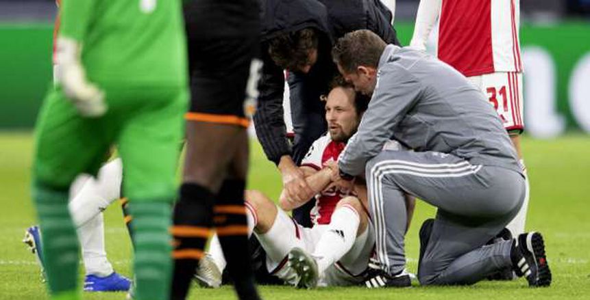 إصابة لاعب أياكس الهولندي بأزمة قلبية