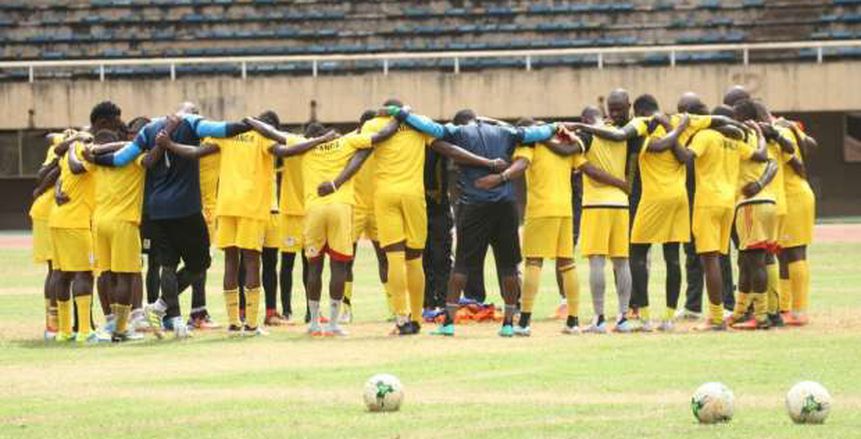 بالفيديو| لاعبو أوغندا يؤدون الصلاة قبل مواجهة غانا
