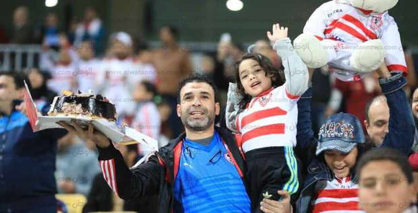 بالصور| مشجع زملكاوي يحتفل بـ«عيد ميلاد» نجله في مباراة اتحاد طنجة