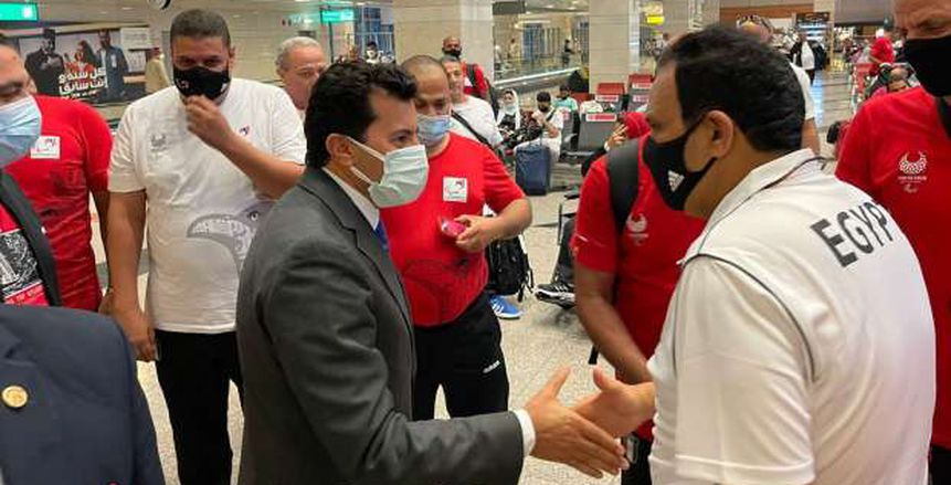 وزير الرياضة يودع البعثة البارالمبية بمطار القاهرة: «عاوزين ميداليات»