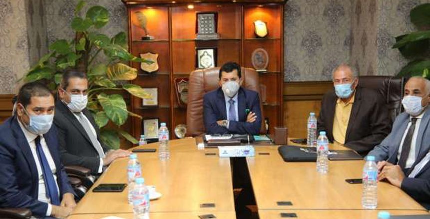 وزير الرياضة وحسن مصطفى يجتمعان باللجنة المنظمة لمونديال اليد
