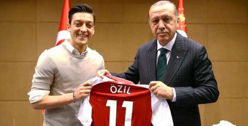 «أوزيل» يبرر موقفه بعد لقائه بالرئيس التركي «أردوغان»