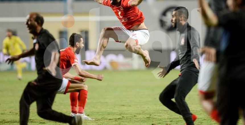 بالصور| أحمد فتحي لاعبا ومدربا ومشجعا حافي القدمين لإنقاذ الأهلى أمام سموحة