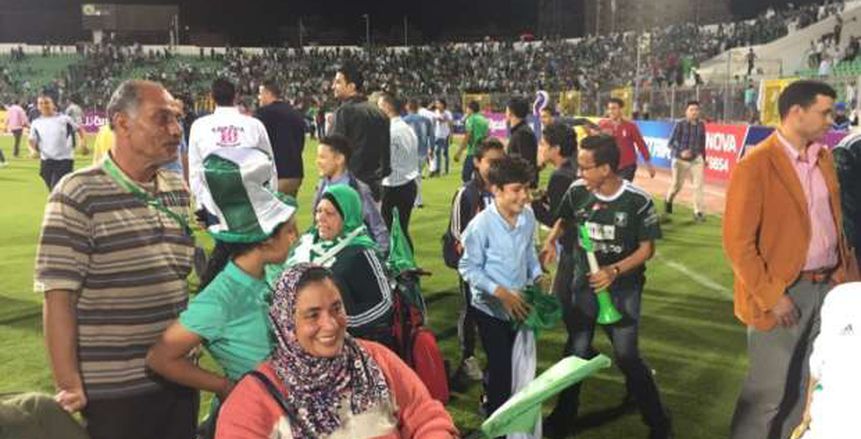 بالصور| نزول جماهير المصري من ذوي الاحتياجات الخاصة للملعب للاحتفال مع اللاعبين بالتأهل