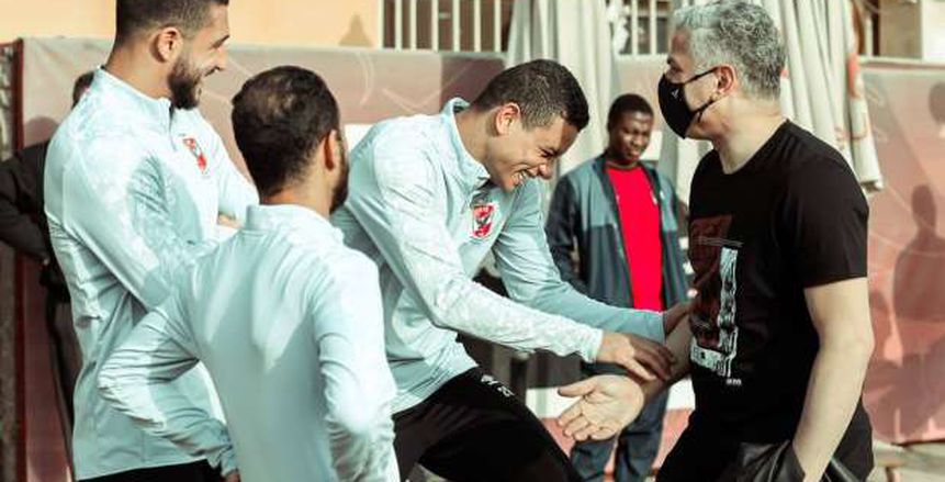 وائل جمعة يظهر في تدريبات الأهلي لتهنئة اللاعبين (صور)