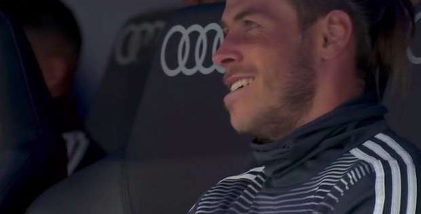 بيل وكروس يضحكان على مقاعد بدلاء ريال مدريد خلال الهزيمة أمام بيتيس