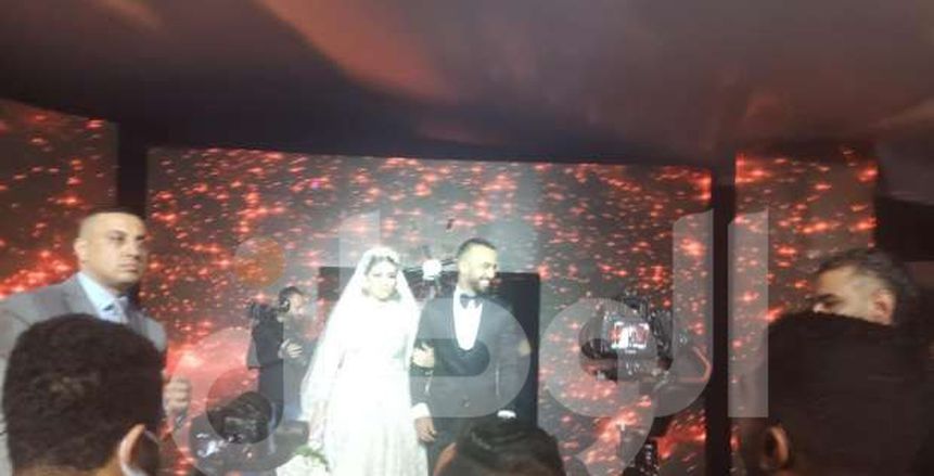 أفشة في أول ظهور بعد حفل زفافه: صورة مع زوجته