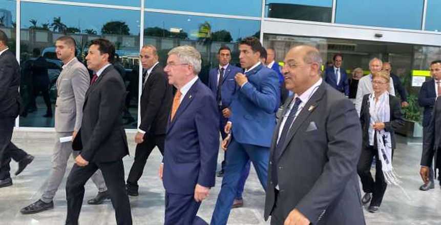 رئيس اللجنة الأولمبية الدولية يصل القاهرة .. حفل استقبال بالورود وزيارة للأهرامات