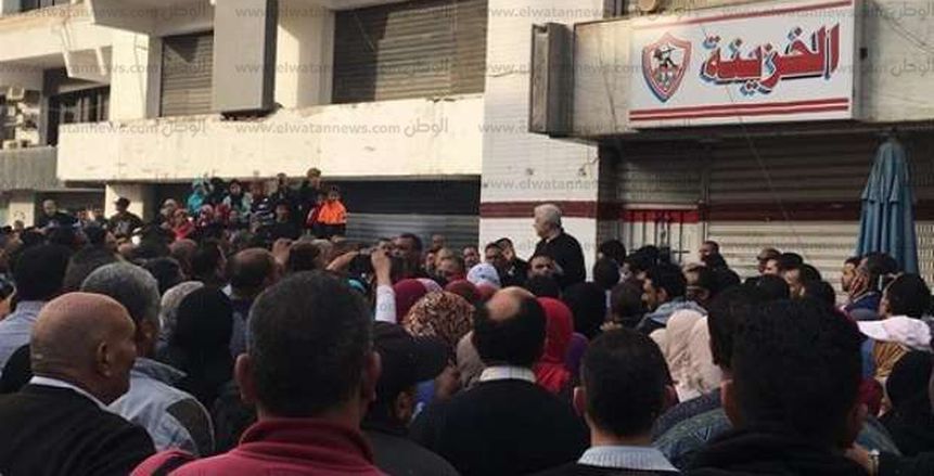 أعضاء الزمالك والعاملين يهتفون ضد عباس بسبب الحجز على أموال النادي