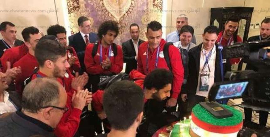 الحذاء الذهبى وعلم مصر يزينان تورتة احتفال المنتخب بعيد ميلاد محمد صلاح