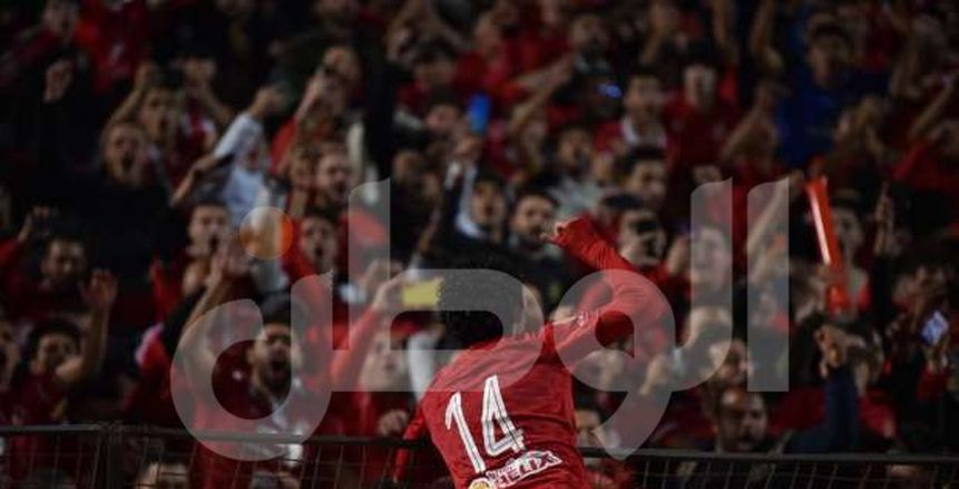 كهربا ولاعبي الأهلي يحتفلون بـ محمد شريف بعد إحرازه هدفين في شباك الزمالك بالقمة