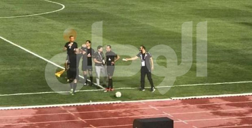 سيد عبدالحفيظ يوزع "زجاجات مياه" على حكام مباراة نادي مصر (صور)