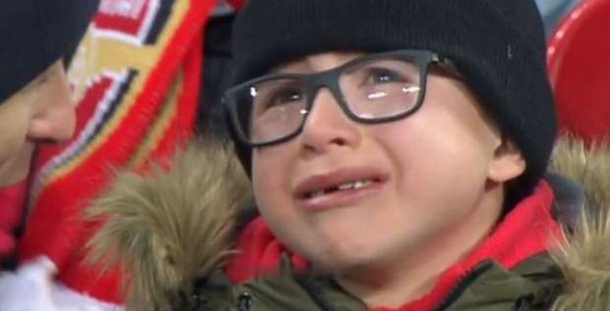 بالفيديو| دموع "طفل مشجع لأرسنال" تثير تعاطف رواد السوشيال ميديا خلال مباراة مانشستر سيتي