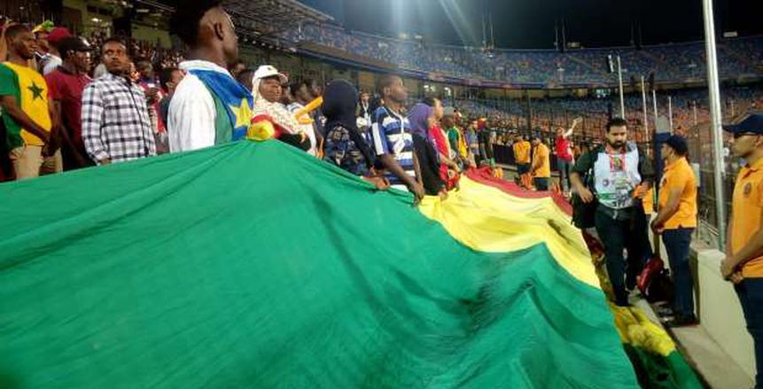 بالصور.. المصريون يشاركون في دَخلة جماهير السنغال أمام أوغندا