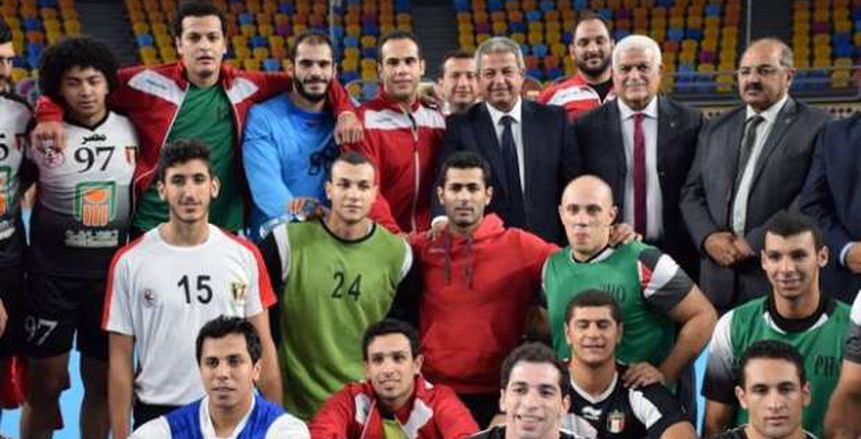 صورة| وزير الرياضة يهنئ منتخب اليد بالفوز على المغرب بالبطولة الأفريقية