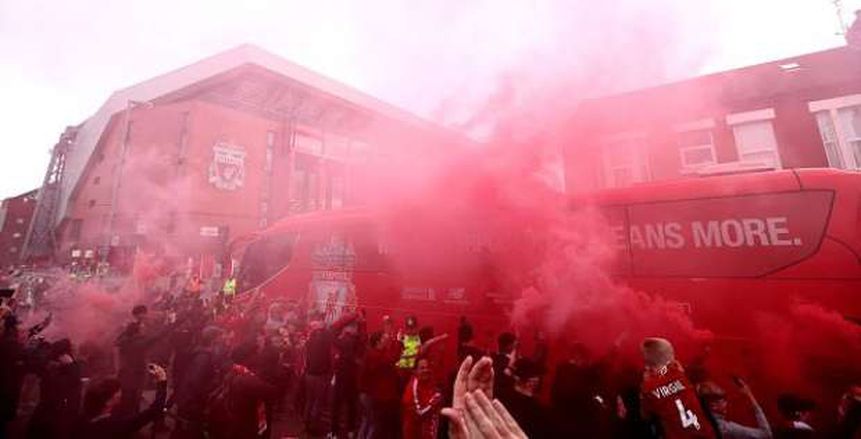 جماهير ليفربول تتحدى الشرطة وتحتشد أمام ملعب أنفيلد (صور)