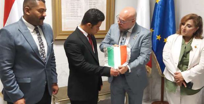 القنصل الإيطالي يكرم عابر المانش محمد الحسيني على هامش ملتقى تحدي الأبطال