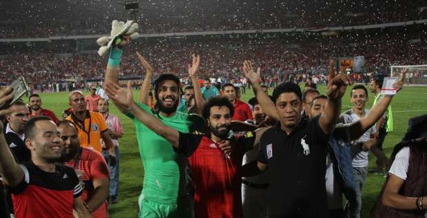«السيسي» للاعبي المنتخب: فرحتم 100 مليون مصري في ساعة ونصف