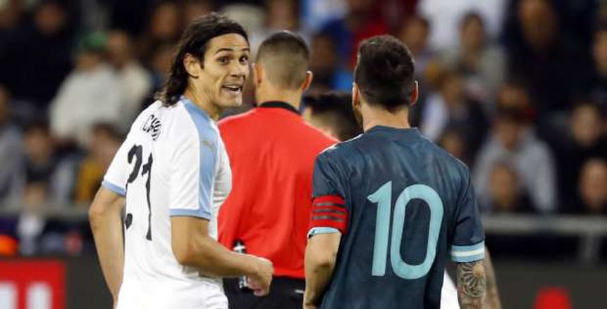 اشتباك وسباب بين ميسي وكافاني خلال مباراة الأرجنتين وأوروجواي