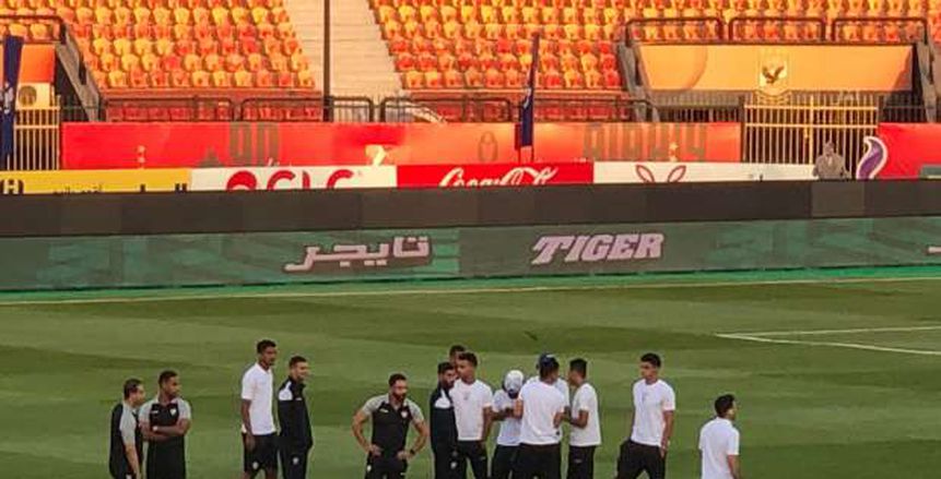 الحكام ولاعبو الأهلي والزمالك يعاينون أرضية ملعب مباراة القمة