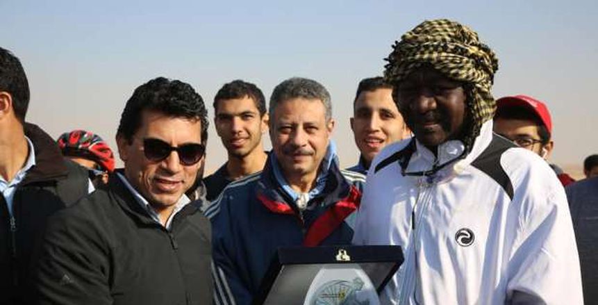 وزير الرياضة يقود ماراثون الدراجات للشباب العربي فى سفح الأهرامات