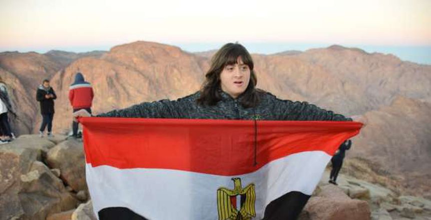 وزير الرياضة يكرم أول طفل من ذوى الهمم يصعد قمة جبل موسى