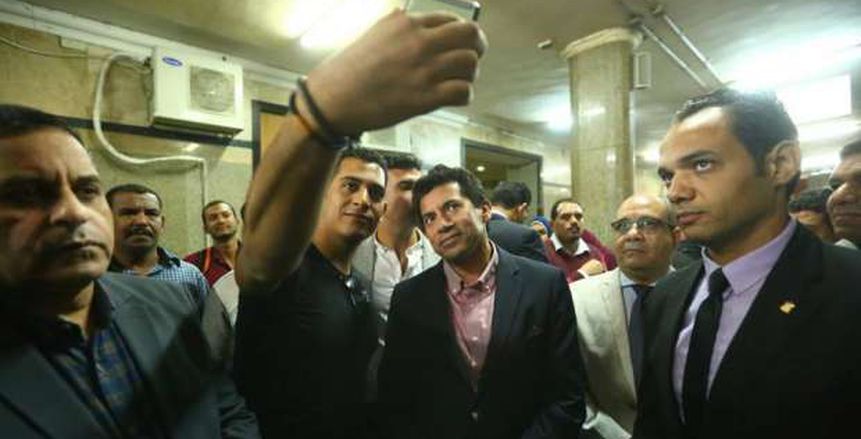 بالصور| أشرف صبحي يودع المشاركين بقطار الشباب للأقصر وأسوان بمحطة مصر
