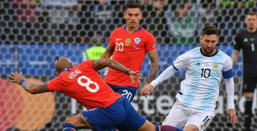بالفيديو.. اشتباكات بالأيدى بين لاعبي تشيلي والأرجنتين بسبب ميسي