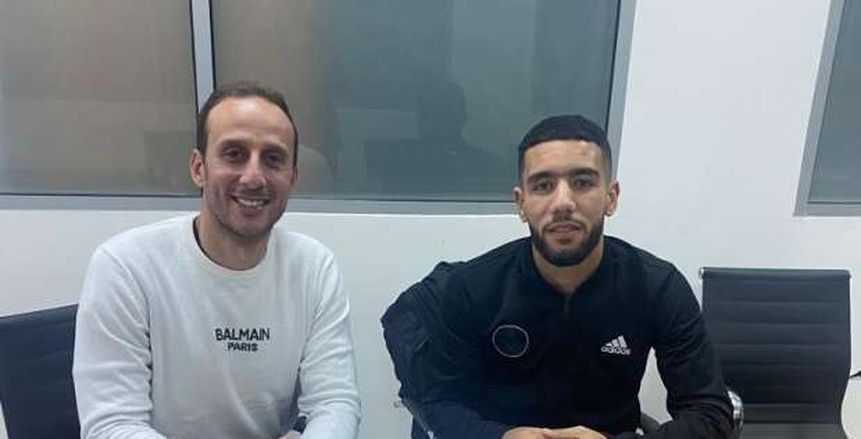 الأهلي يضم أحمد قندوسي لاعب وفاق سطيف الجزائري لمدة أربعة مواسم ونصف