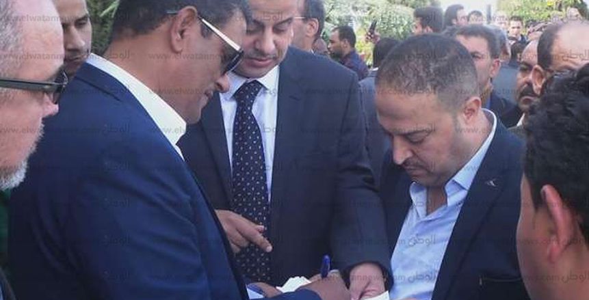 عاجل| بالصور.. أعضاء عمومية الجبلاية يوقعون على ورقة سحب الثقة من مجلس "أبو ريدة"