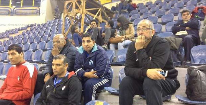 بالصور| المدير الفني لمنتخب السلة يتابع مباراة البحرين والجزائر