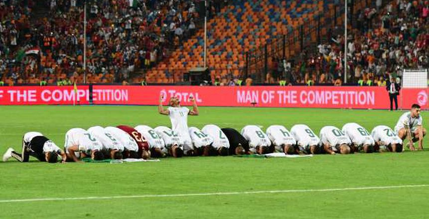 بالفيديو.. سجدة جماعية من لاعبي منتخب الجزائر بعد الفوز بكأس الأمم الأفريقية