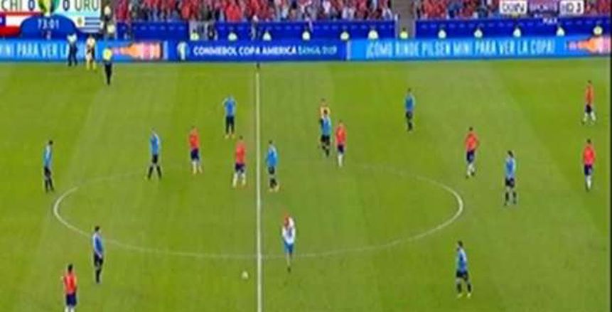 بالفيديو| مشجع يقتحم ملعب مباراة تشيلي وأوروجواي بـ"كوبا أمريكا"