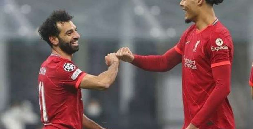 محمد صلاح يهدي قميصه لمشجع بعد مباراة ليفربول وإنتر «فيديو»