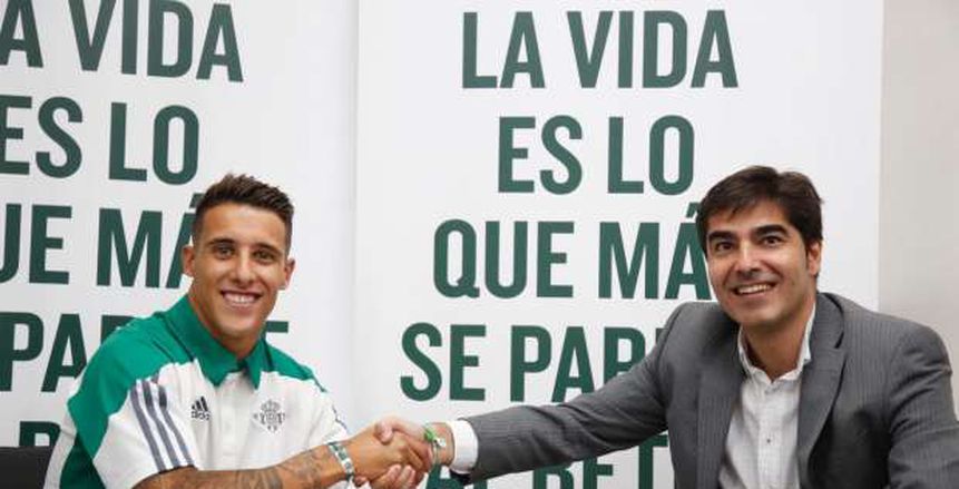 رسميا| ريال بيتيس يتعاقد مع مهاجم برشلونة ويقدمه لوسائل الإعلام