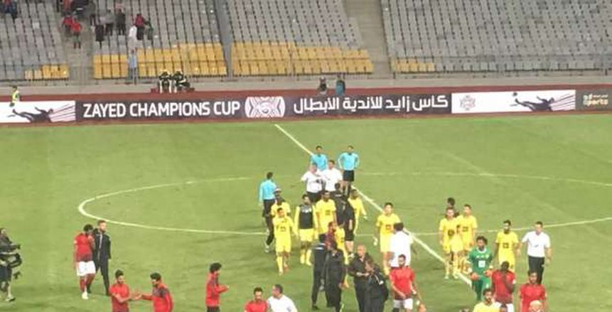 كأس زايد| اعتراضات من لاعبي «الأهلي والوصل» على الحكم التونسي عقب المباراة