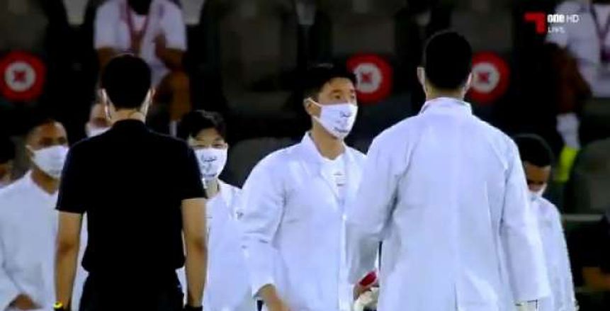 لاعبو السد القطري يدخلون الملعب بزي الأطباء في أول مباراة بعد كورونا (فيديو)