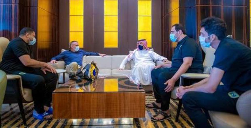 كارتيرون يصل مقر بعثة التعاون السعودي في قطر لتدريب الفريق (صور)