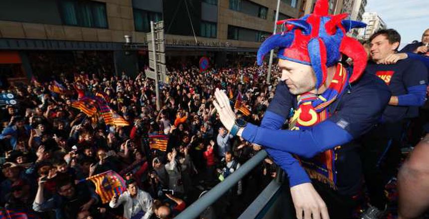 بالفيديو والصور| لاعبو برشلونة يجوبون الشوارع إحتفالاً بالثنائية