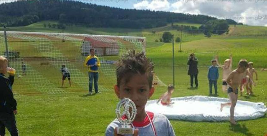 «كريم أيمن» طفل مصرى فى الملاعب الألمانية.. يلعب كل المباريات بـ«علم بلاده» ويسجل على طريقة «صلاح»