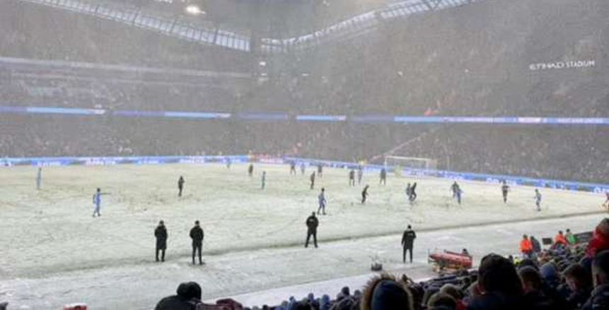 عاصفة ثلجية تجتاح ملعب مباراة مانشستر سيتي ووست هام