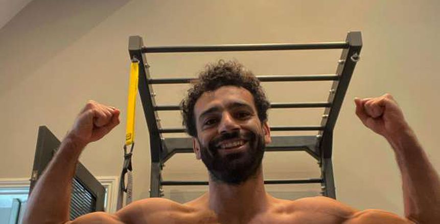 محمد صلاح يستعرض عضلات بطنه في صورة جديدة