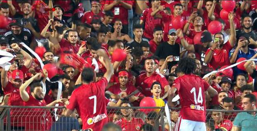لاعبو الأهلي يحتفلون مع الجماهير بعودة الدوري للجزيرة بـ«وصلة رقص»