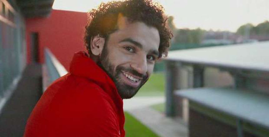 بالفيديو|  محمد صلاح يستقبل المشجع «الكفيف» قبل مواجهة ولفرهامبتون