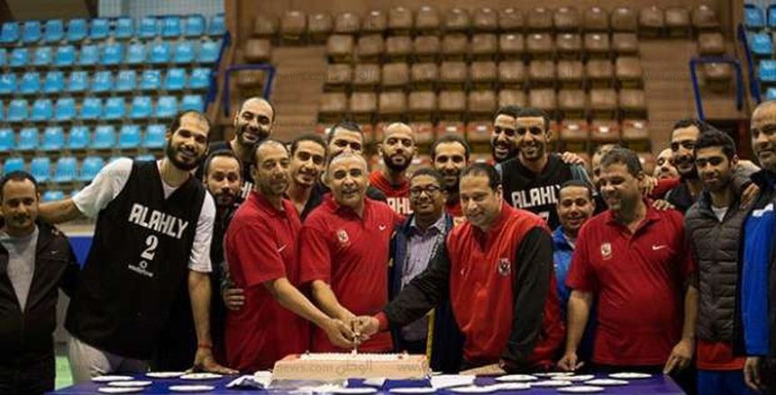 لاعبو «سلة» الأهلي يحتفلون بعيد ميلاد طارق خيري