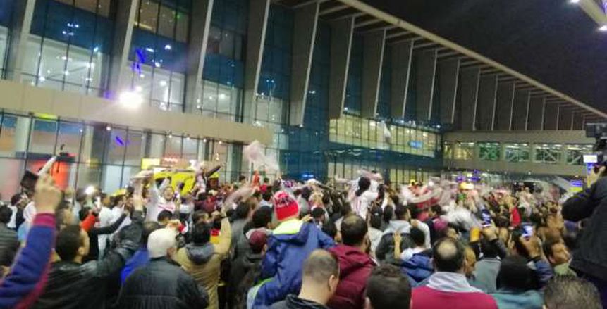 استقبال رسمي وشعبي لبعثة نادي الزمالك بمطار القاهرة الدولي