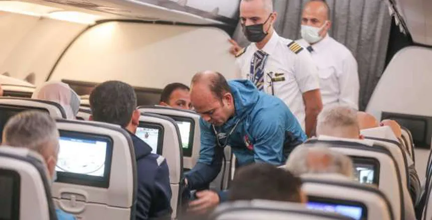 طبيب الأهلي يُسعف سيدة مغربية على الطائرة