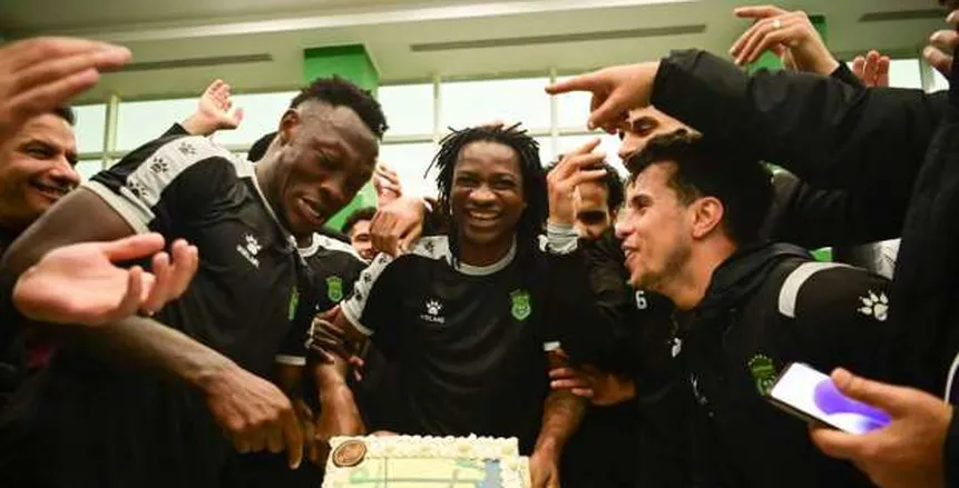 لاعبو الاتحاد السكندري يحتفلون بـ مابولولو بعد عودته من أمم أفريقيا