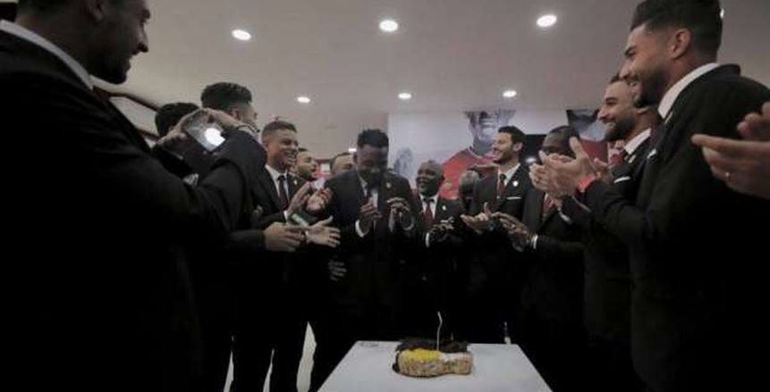 لاعبو الأهلي يحتفلون بعيد ميلاد «أجايي».. وفيفا يحتفي ببطل أفريقيا